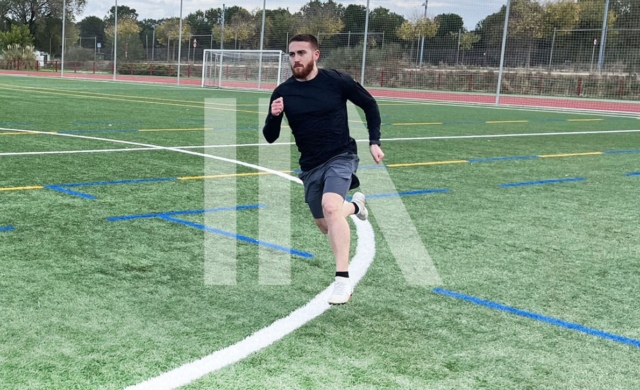 Entrenamiento de velocidad en un campo de fútbol.