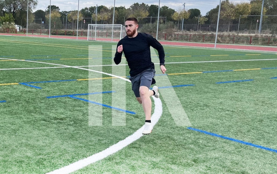 Entrenamiento de velocidad en un campo de fútbol.