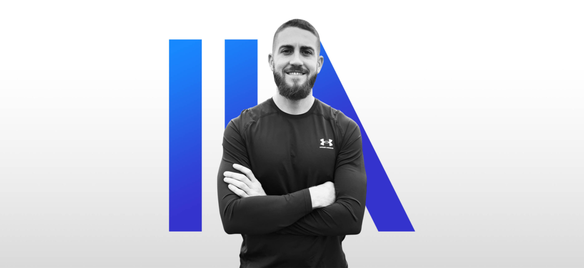 Fotografía de deportista joven sonriendo con logotipo de Human Ability al fondo.
