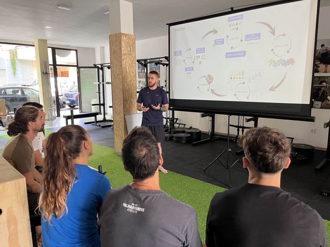 El coach deportivo Antonio Expósito en un momento del curso con sus alumnos.