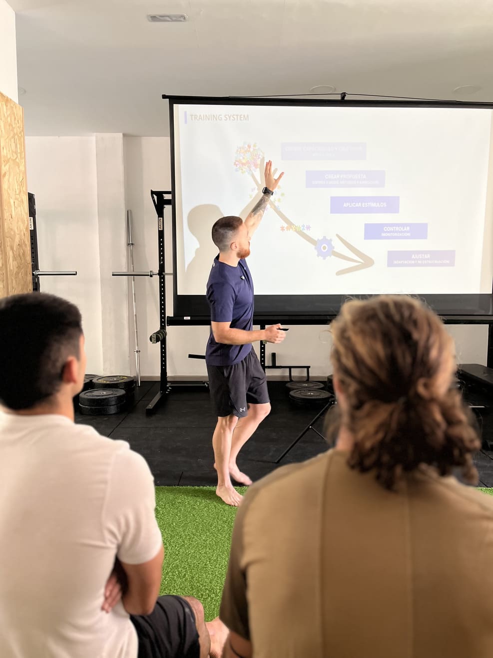 Antonio Expósito, coach deportivo, impartie un curso frente a un grupo de alumnos.