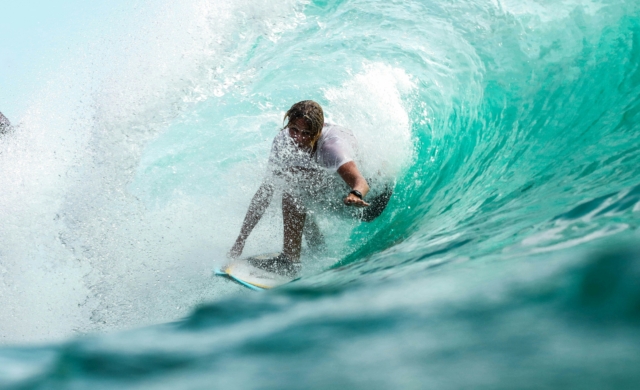 Persona surfeando ola