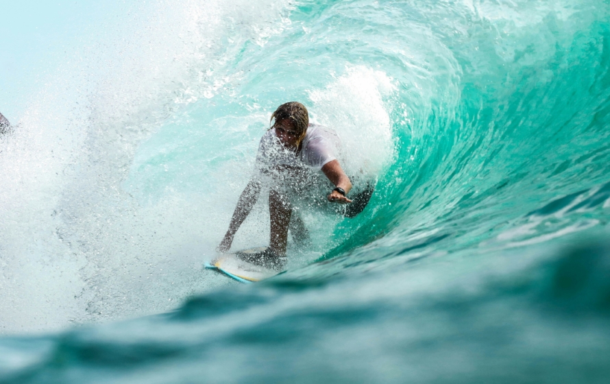 Persona surfeando ola