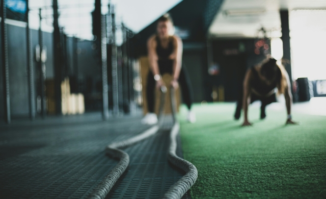 Chica entrenando con cuerda