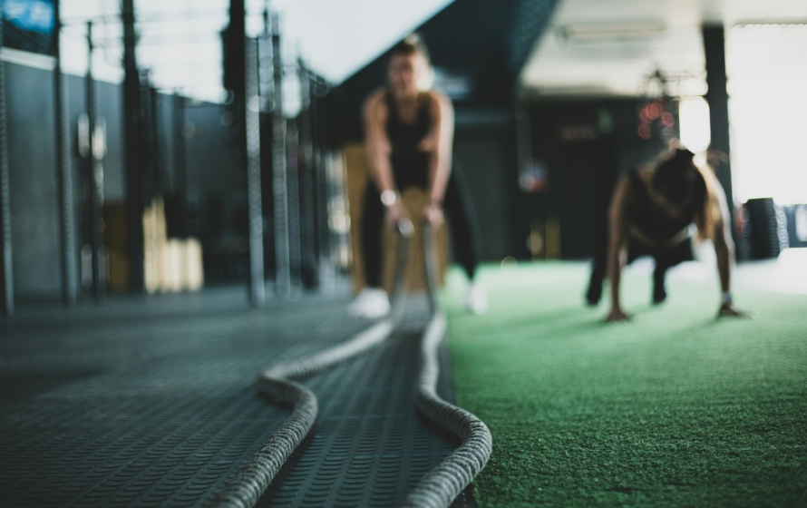 Chica entrenando con cuerda